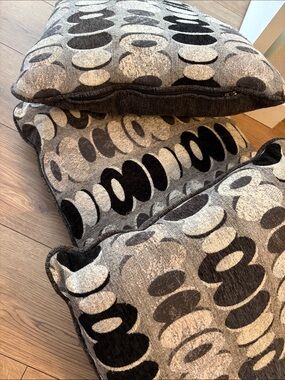 Decorative Throw Pillows in Neutral Circular Pattern